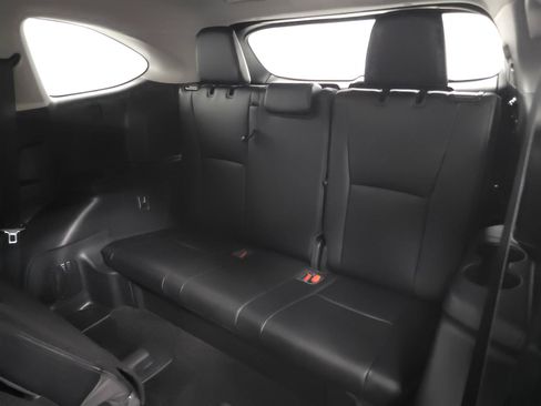 Used 2023 Toyota Highlander XLE AWD/4WD image 6