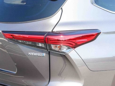 Used 2023 Toyota Highlander XLE AWD/4WD image 8