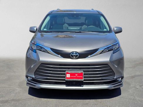 Certified 2026 Toyota Sienna XLE FWD image 8