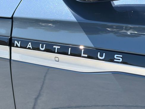 Used 2025 Lincoln Nautilus Premier AWD/4WD image 9