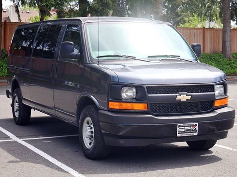 Used 2017 Chevrolet Express 3500 Extended RWD image 5