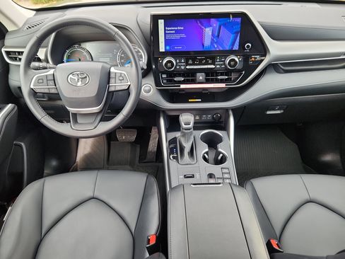 Certified 2025 Toyota Highlander XLE image 23