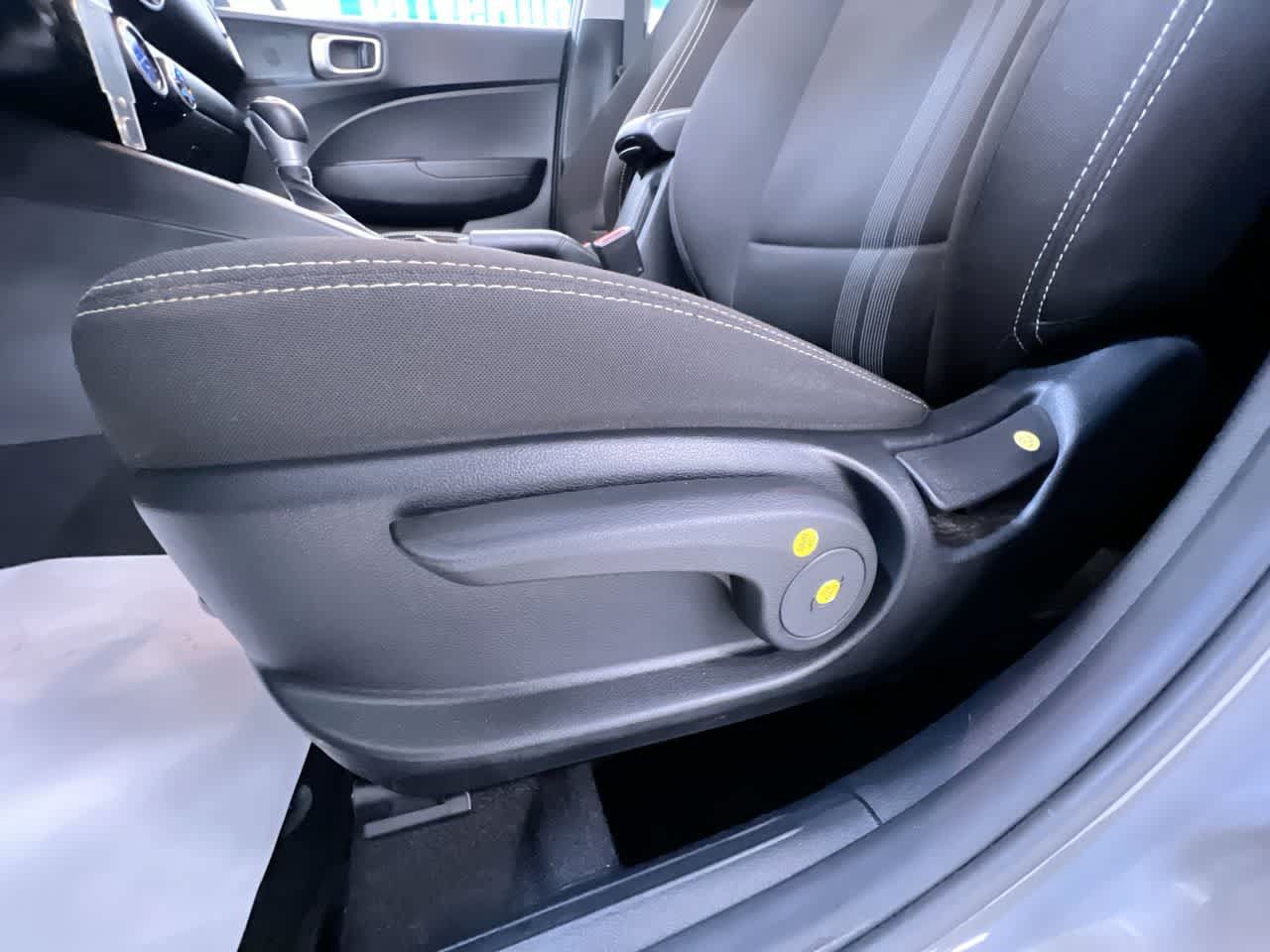 Used 2022 Hyundai Venue SEL FWD image 13