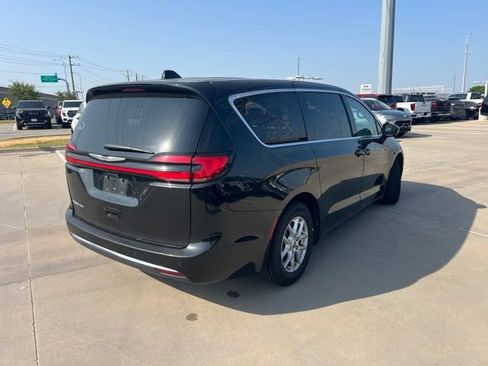 Used 2023 Chrysler Pacifica Touring-L FWD image 4