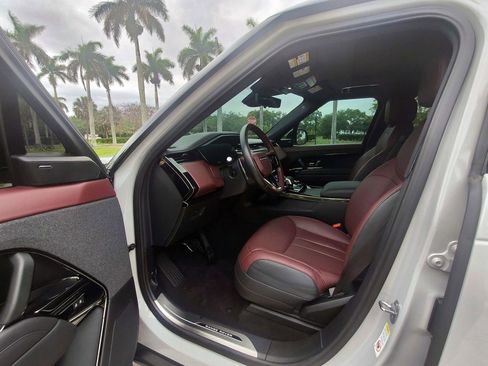 Used 2023 Land Rover Range Rover Sport SE Dynamic AWD/4WD image 4