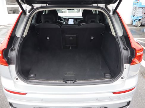Used 2025 Volvo XC60 B5 Plus image 32