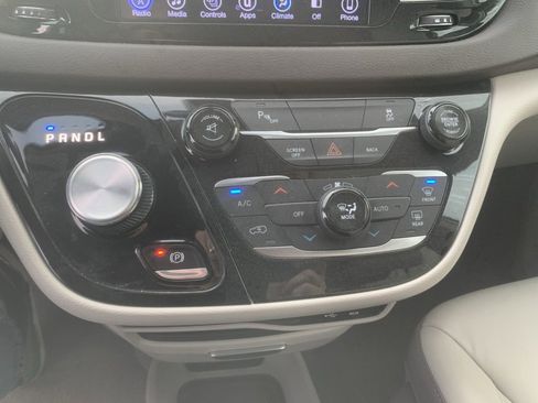 Used 2017 Chrysler Pacifica Touring-L image 20