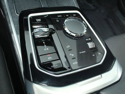 Used 2025 BMW i7 xDrive60 AWD/4WD image 14