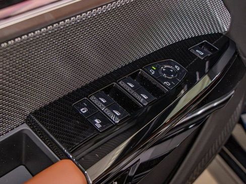 Used 2025 BMW 750e xDrive w/ Premium Package image 15