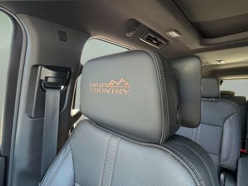 Used 2025 Chevrolet Suburban High Country AWD/4WD image 45