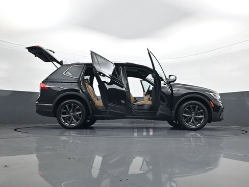 Used 2022 Volkswagen Tiguan SE image 33