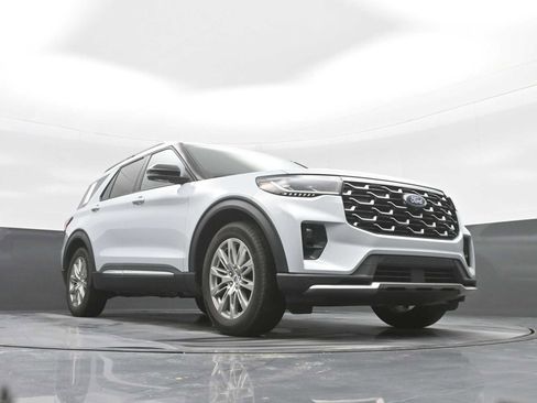 Used 2025 Ford Explorer Platinum image 29