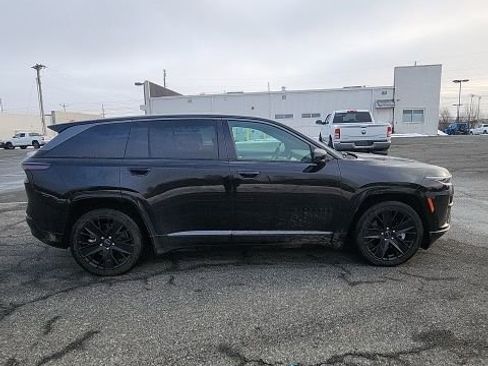 Used 2024 Jeep Wagoneer Launch Edition image 9