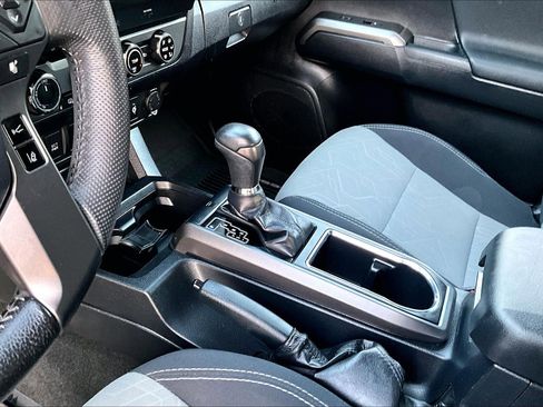 Used 2020 Toyota Tacoma TRD Off-Road w/ Technology Package image 16