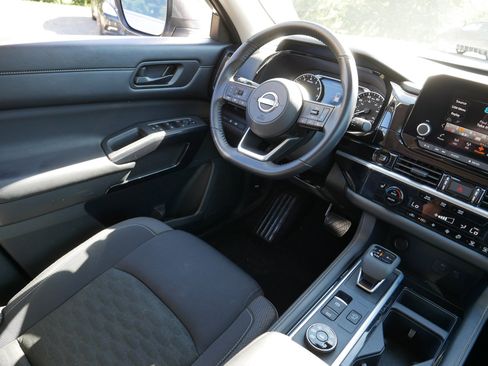 Used 2025 Nissan Pathfinder SV image 9