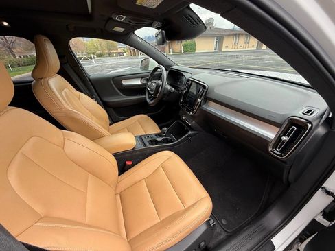 Used 2019 Volvo XC40 T5 Momentum image 10