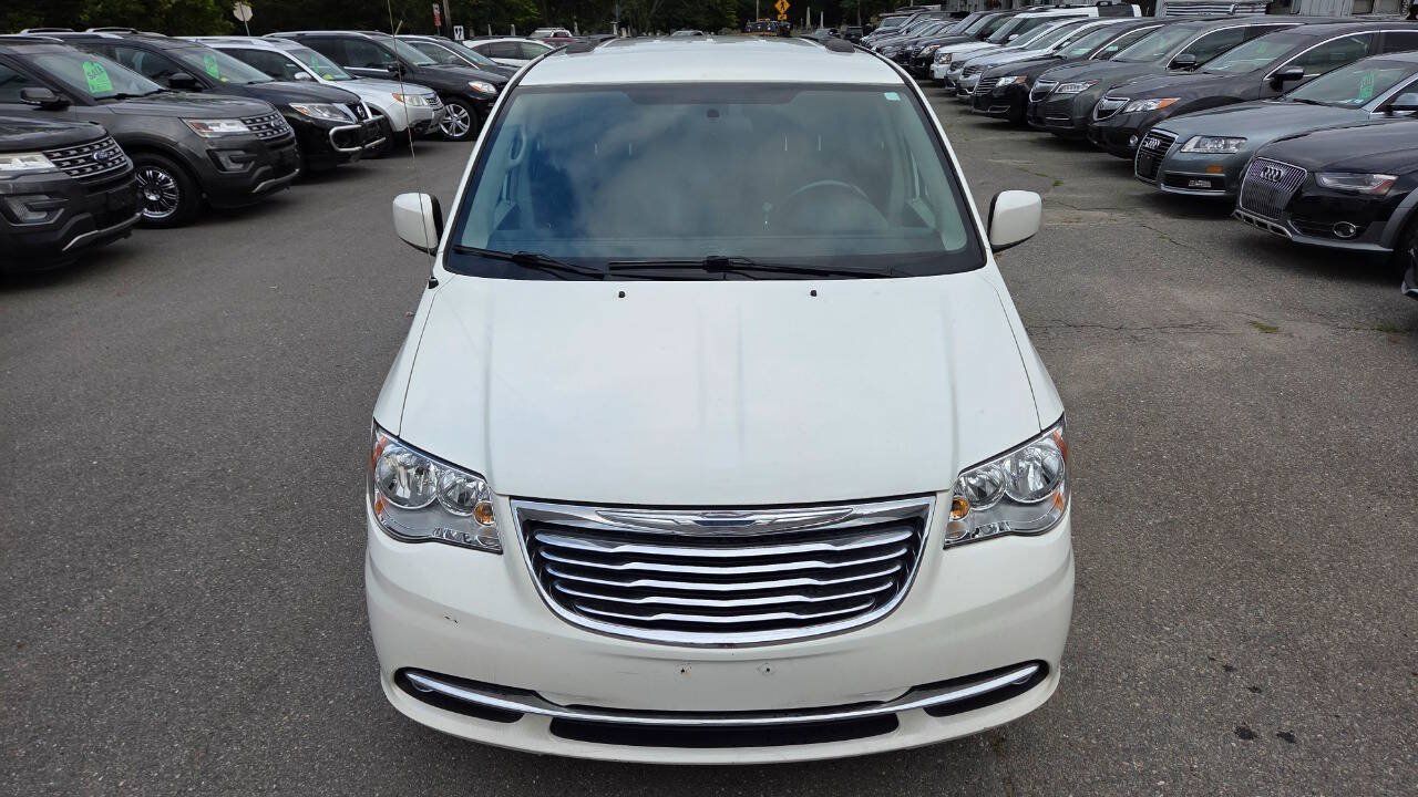 Used 2011 Chrysler Town & Country Touring FWD image 3
