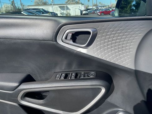 Used 2025 Kia Soul LX w/ LX Technology Package image 18