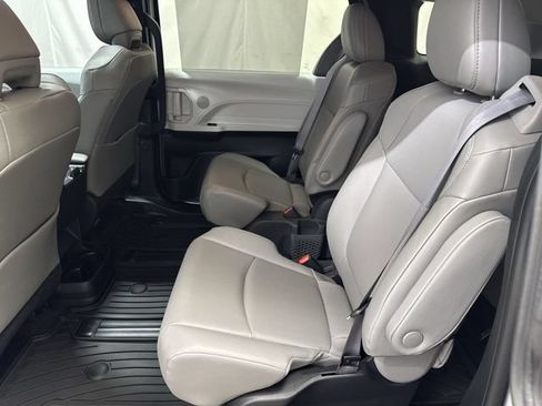Used 2025 Toyota Sienna XLE AWD/4WD image 13