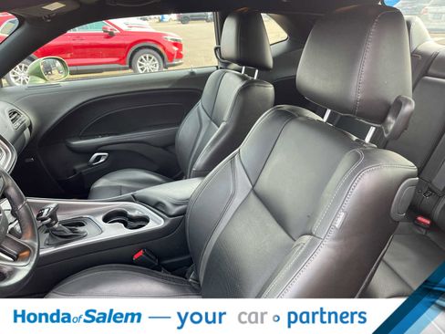 Used 2022 Dodge Challenger SXT w/ Plus Package image 11