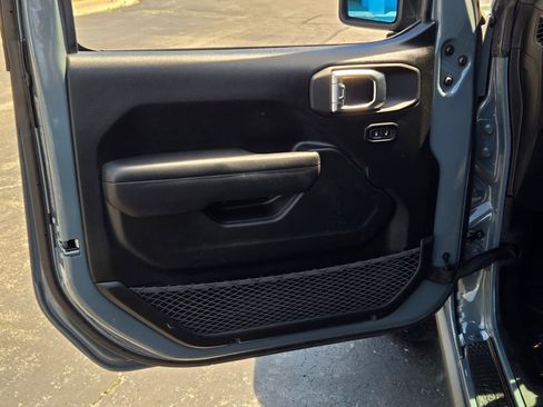 Used 2025 Jeep Wrangler Sport AWD/4WD image 15