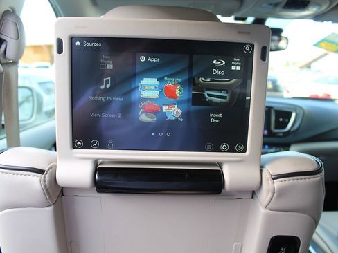 Used 2020 Chrysler Pacifica Limited w/ Advanced Safetytec Group FWD image 36