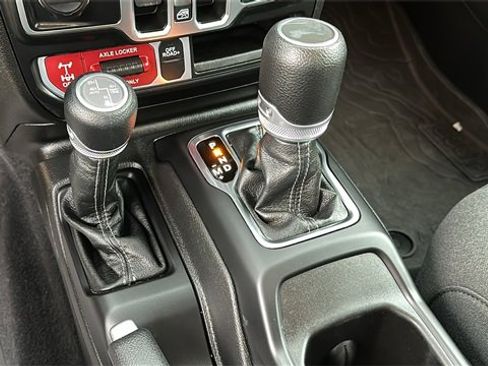 Used 2024 Jeep Wrangler Unlimited image 18