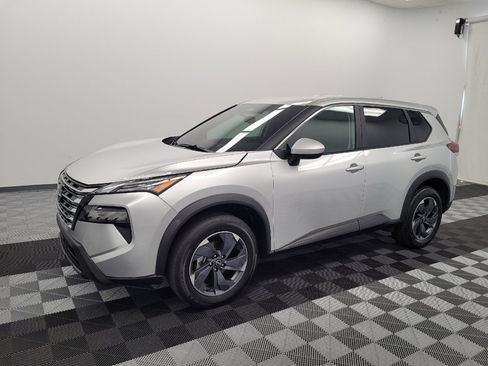 Used 2025 Nissan Rogue SV FWD image 2