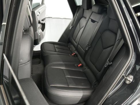 Used 2022 Porsche Macan AWD/4WD image 42