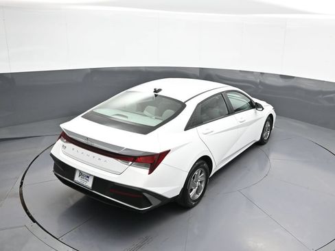 Used 2025 Hyundai Elantra SE FWD image 37