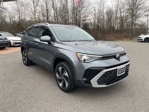 Certified 2025 Volkswagen Taos SE w/ Panoramic Sunroof Package image 5