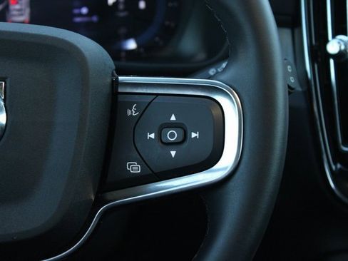 Used 2025 Volvo XC40 B5 Plus image 24