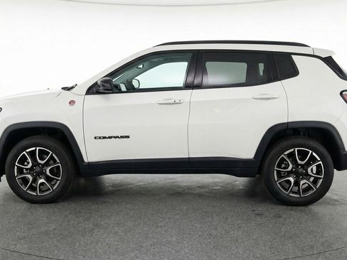 Used 2025 Jeep Compass Trailhawk image 5
