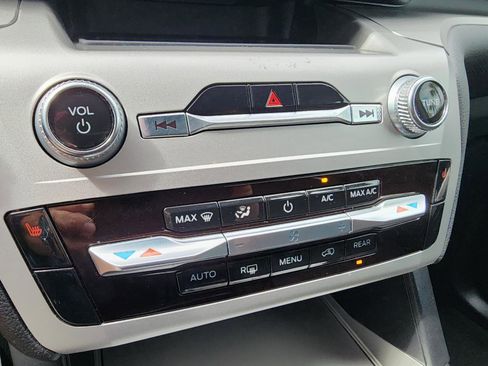 Used 2022 Ford Explorer XLT image 19