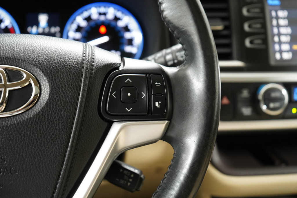 Used 2014 Toyota Highlander XLE AWD/4WD image 16