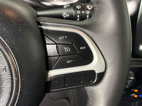 Used 2018 Jeep Renegade Latitude FWD image 19