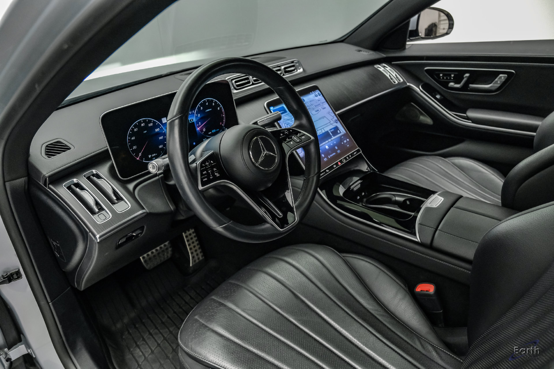 Used 2022 Mercedes-Benz S 580 4MATIC Sedan w/ AMG Line Package image 2