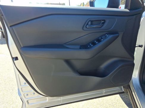 Used 2024 Nissan Rogue S image 12