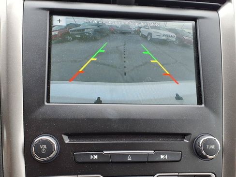 Used 2017 Ford Fusion SE w/ Fusion SE Technology Package FWD image 19