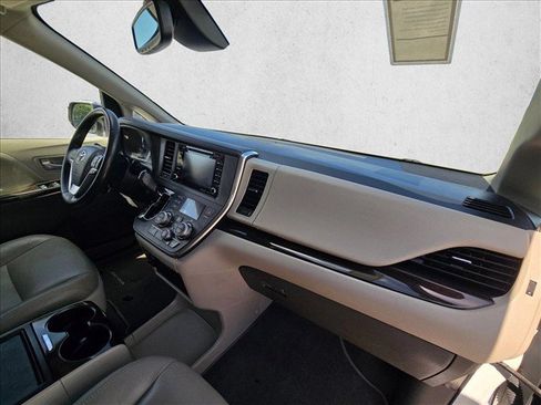 Used 2019 Toyota Sienna XLE Premium FWD image 23