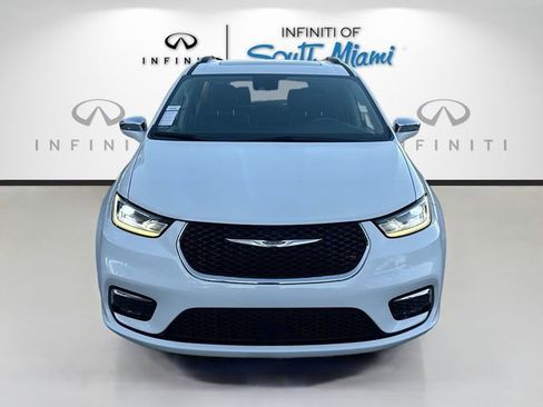 Used 2021 Chrysler Pacifica Limited image 2