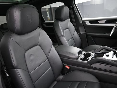 Certified 2025 Porsche Cayenne AWD/4WD image 26
