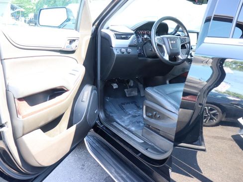 Used 2019 GMC Yukon XL SLT w/ Open Road Package AWD/4WD image 10
