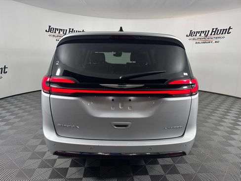 Used 2024 Chrysler Pacifica Limited FWD image 8