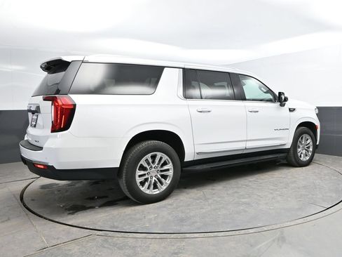 Used 2023 GMC Yukon XL SLT w/ SLT Luxury Package AWD/4WD image 3