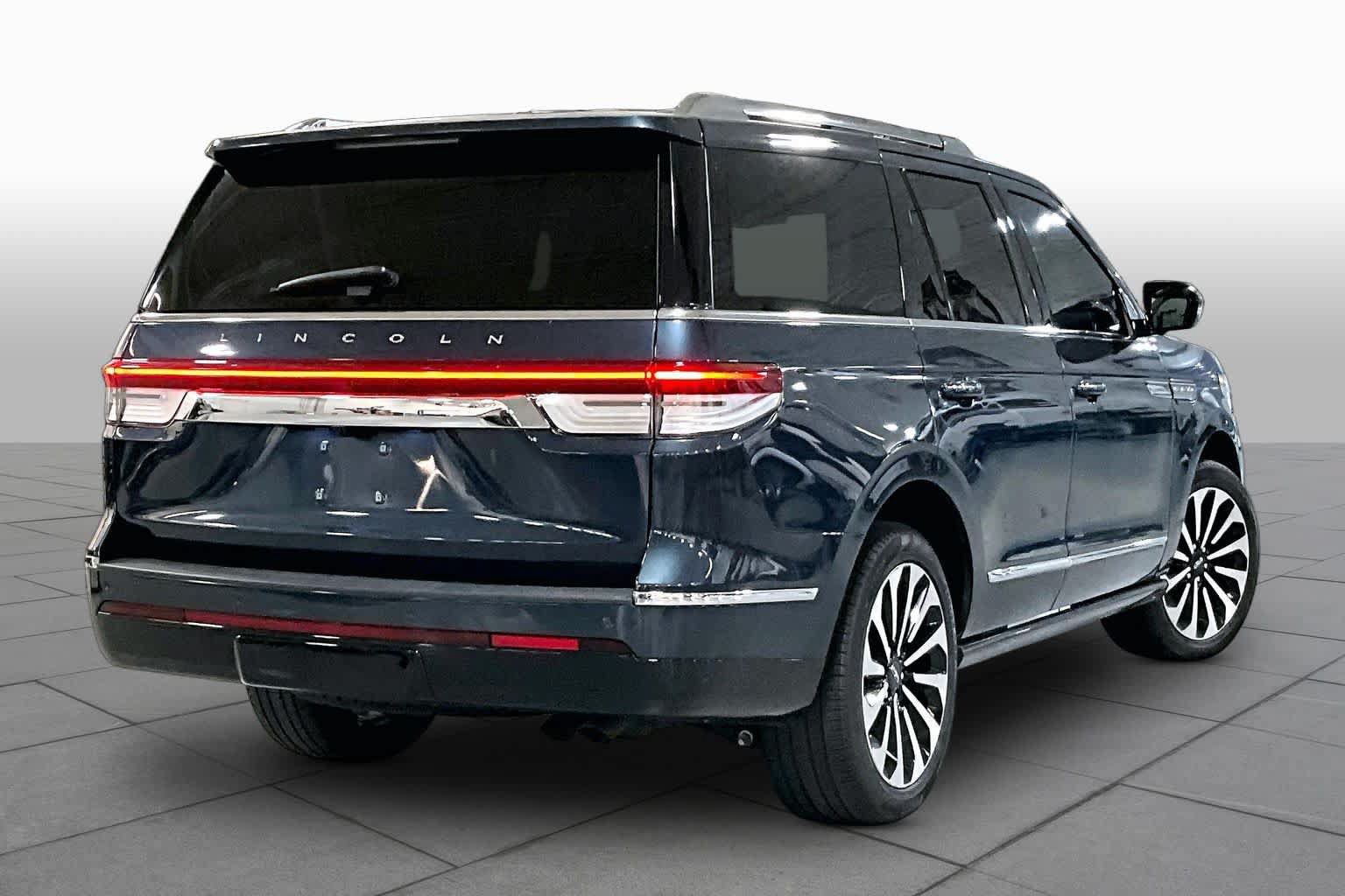 Used 2022 Lincoln Navigator Reserve AWD/4WD image 12