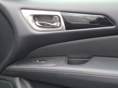 Used 2020 Nissan Pathfinder S image 10