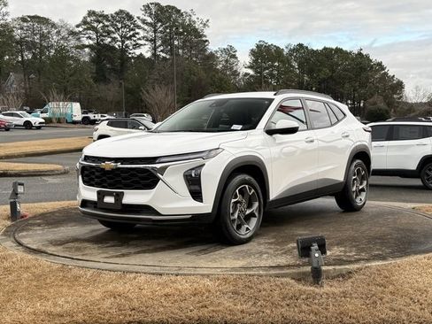 Used 2025 Chevrolet Trax LT w/ LT Convenience Package image 3