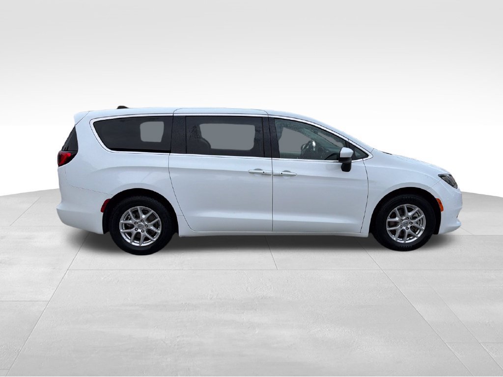 Used 2023 Chrysler Voyager LX FWD image 8