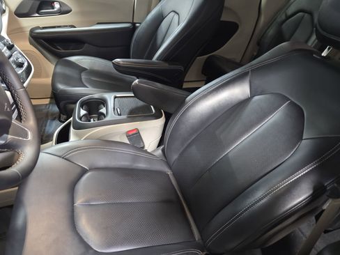 Used 2024 Chrysler Pacifica Touring-L FWD image 15